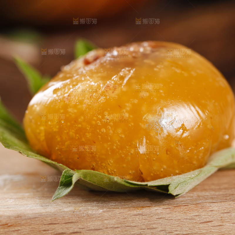 木底上摆放着彩色青团