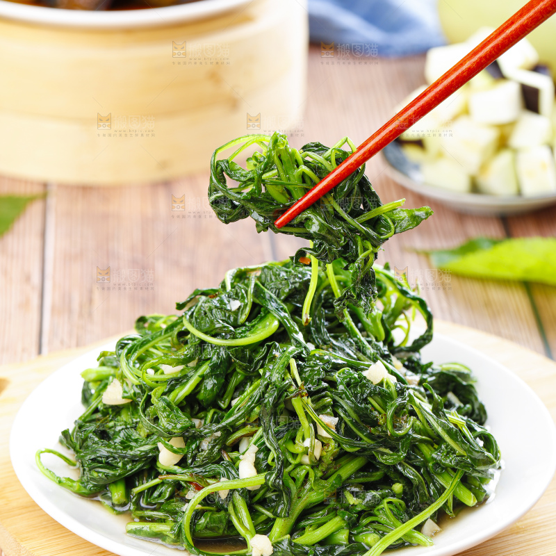 盘子里装着炒苋菜