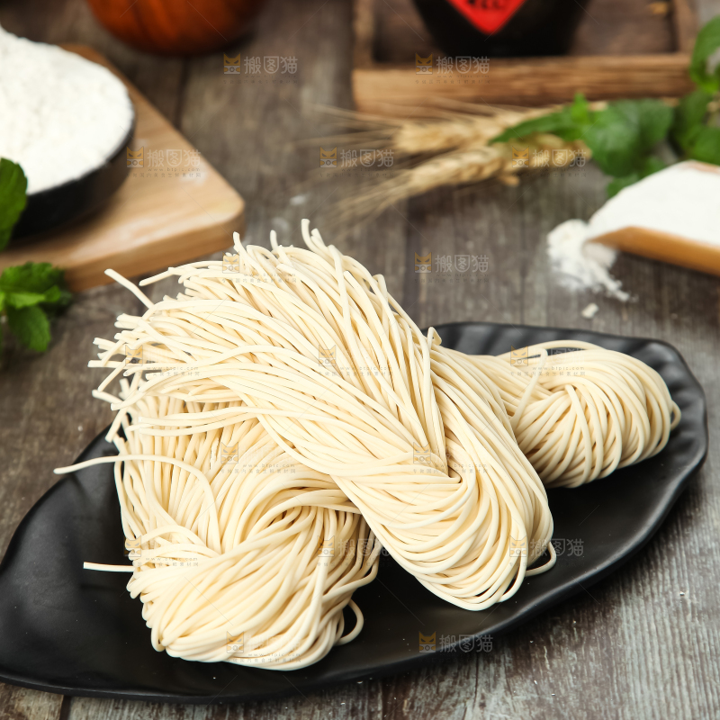 木板上放着一盘细面条