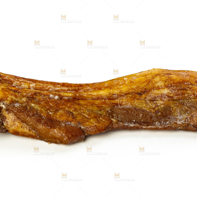 白底上摆放着柴火腊肉