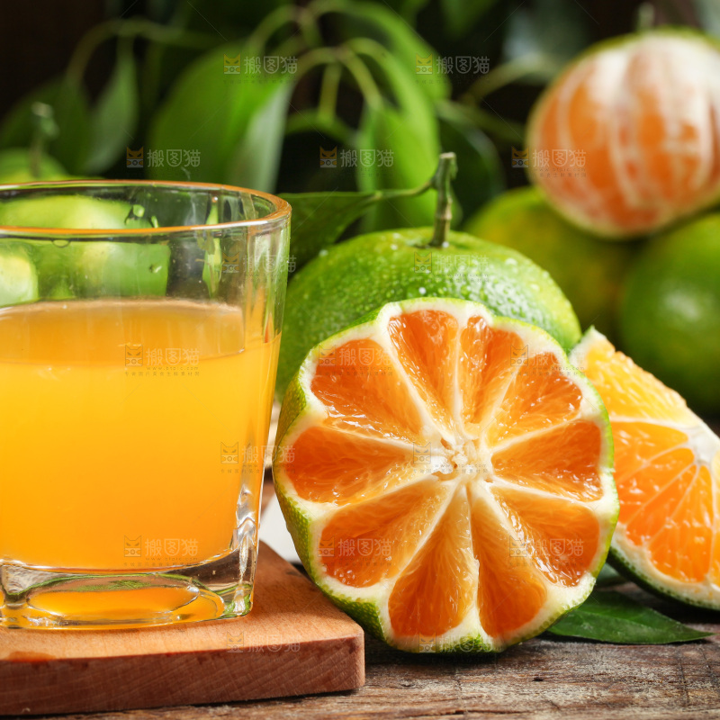 杯子里装着蜜橘汁