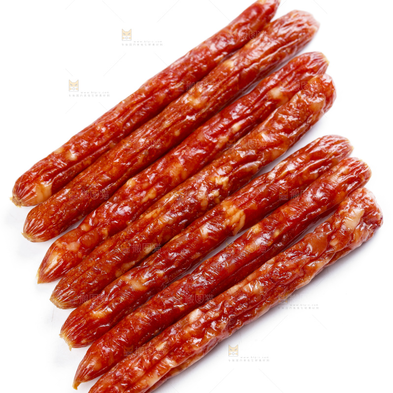白底上摆放着广式腊肠