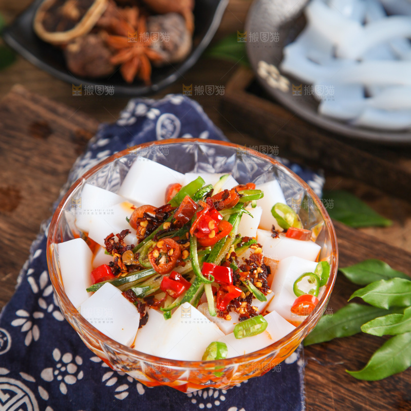 篮花布上放着一碗凉拌凉粉