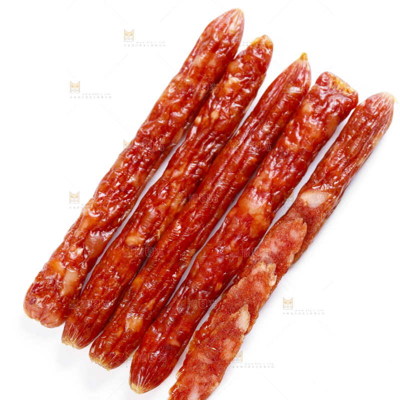 白底上放着腊肠