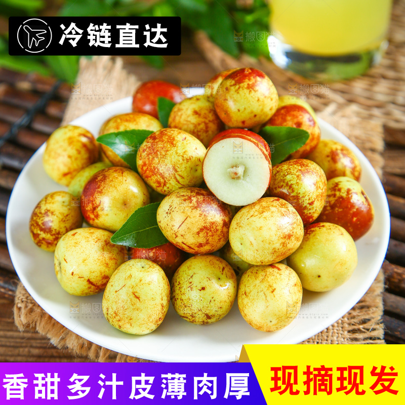 木底上放着一盘新鲜冬枣