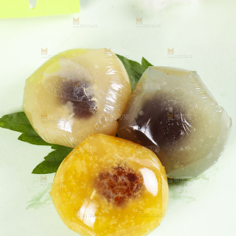 浅底上摆放着彩色青团
