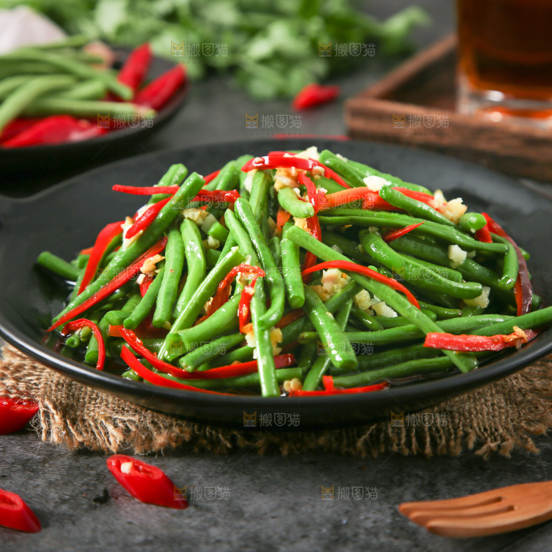盘子里装着豇豆炒辣椒