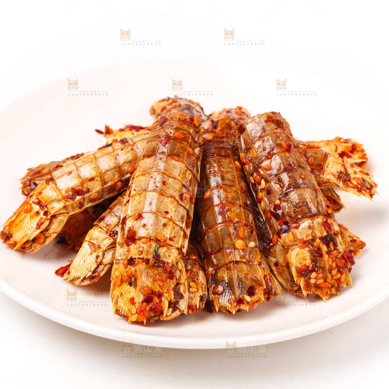 椒盐皮皮虾放在白底上