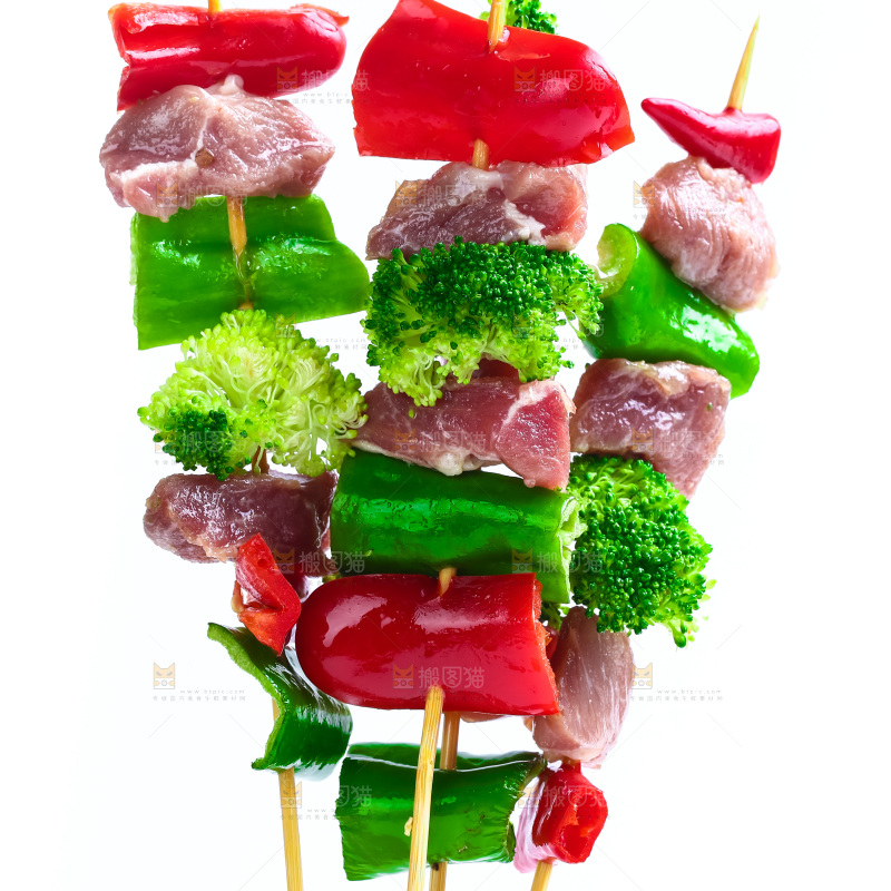 白底上的肉串