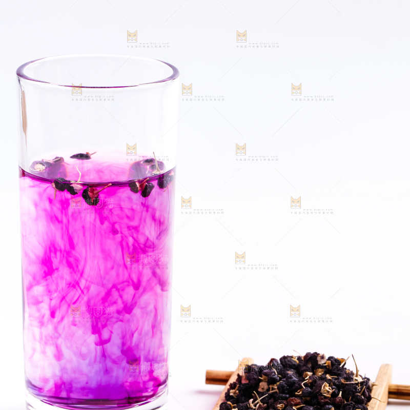 杯子里装着黑枸杞茶