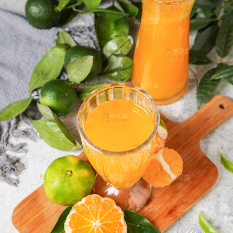 杯子里装着蜜橘汁