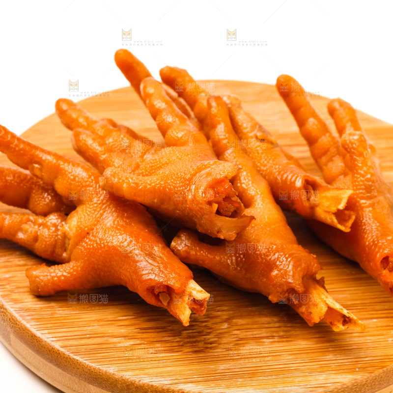 木板上的卤味凤爪