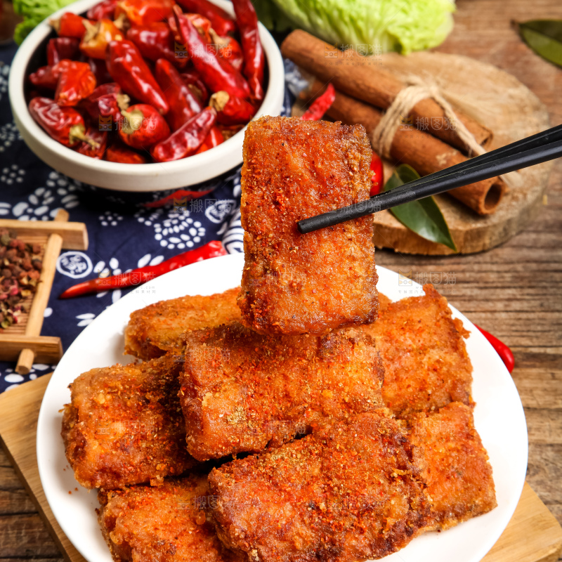 盘子里装着香酥带鱼