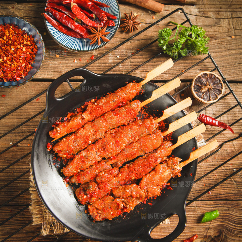 一锅肉串放在木底上