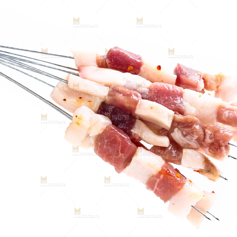 白底上的肉串