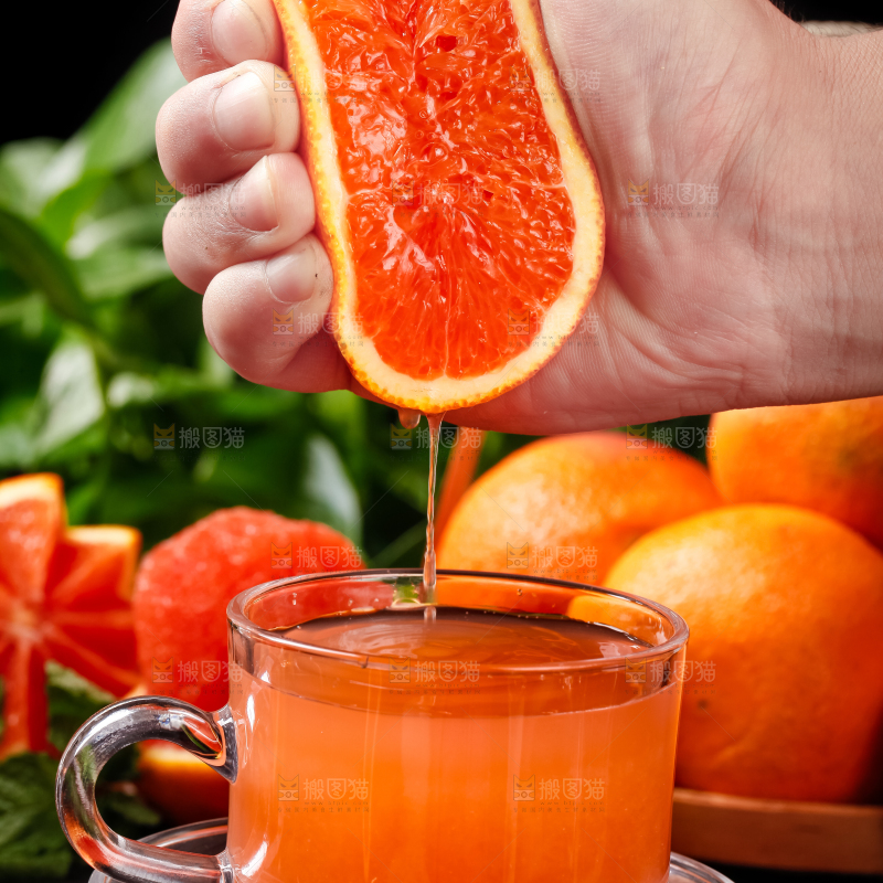 杯子里装着橙子汁