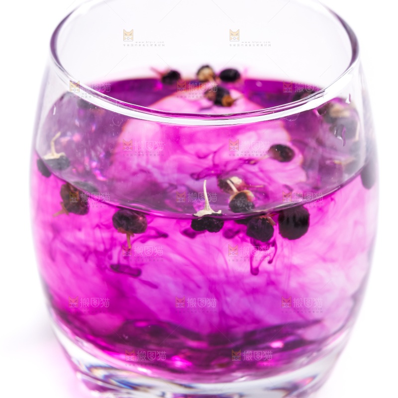 杯子里装着黑枸杞茶