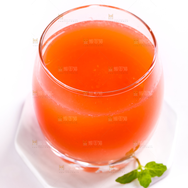 杯子里装着橙子汁