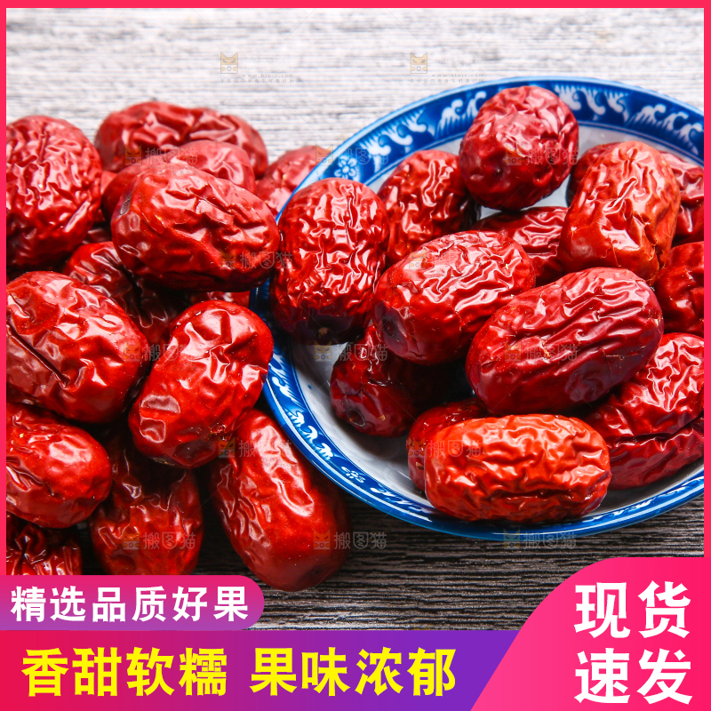 一盘新疆红枣放在木底上