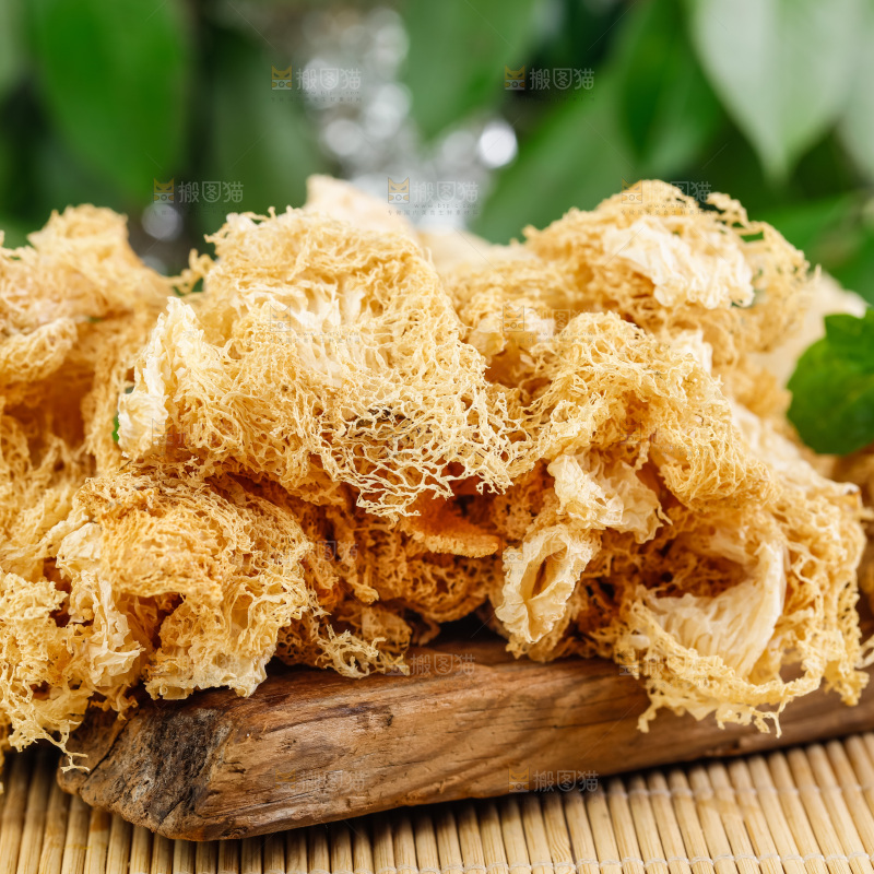 一盘干竹荪放在木底上