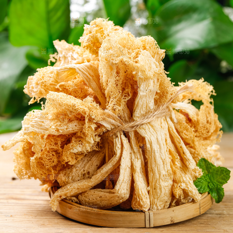 一盘干竹荪放在木底上