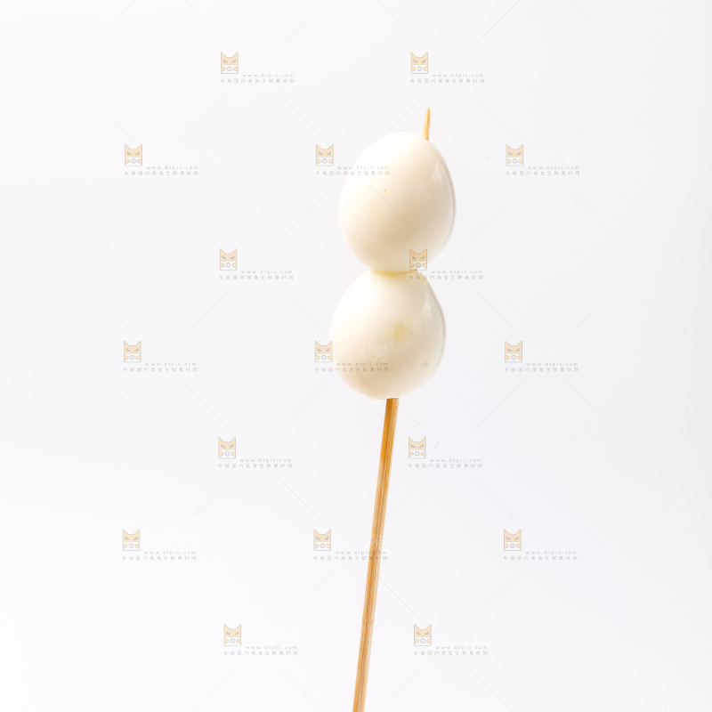 白底上的鹌鹑蛋串