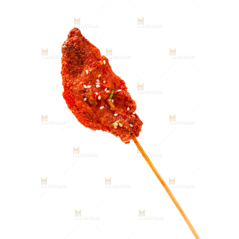 白底上的肉串