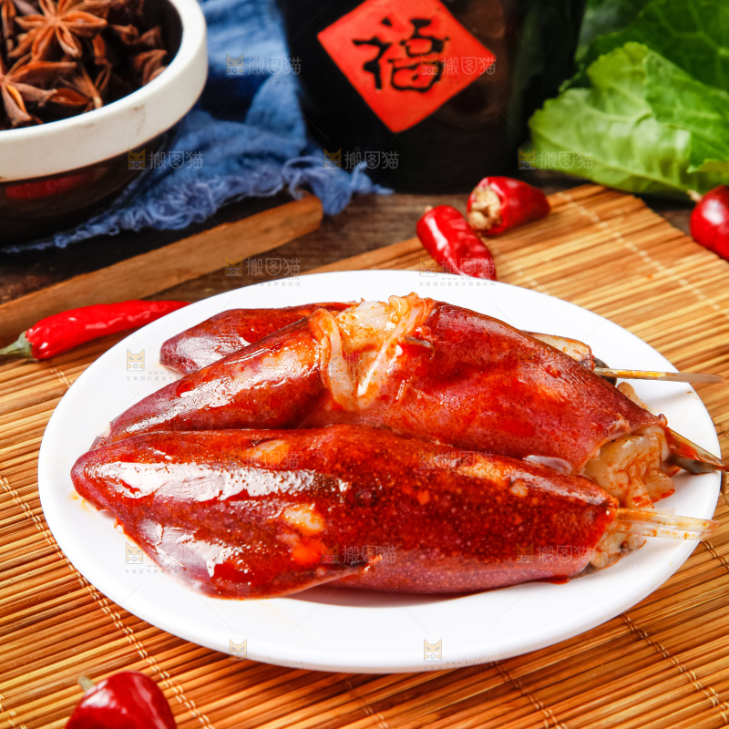 盘子里装着香辣鱿鱼