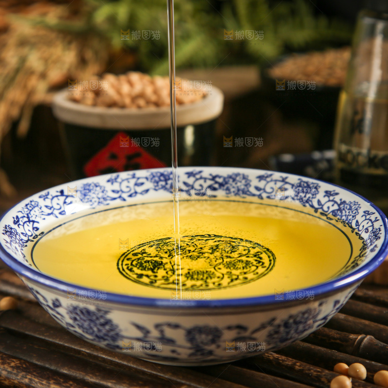 碗里装着食用油
