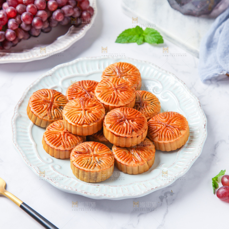 浅底上放着一盘水果月饼