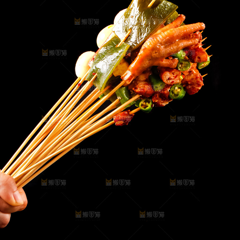 手拿钵钵鸡食材