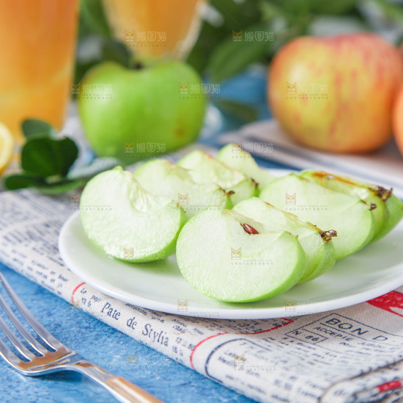 蓝底上放着一盘陕西青苹果