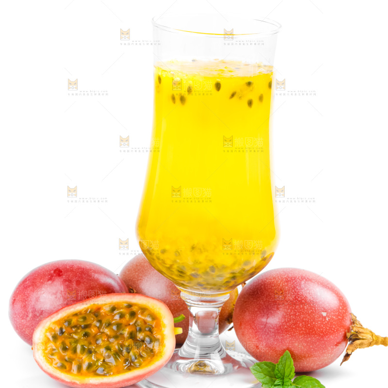 白底上放着一杯百香果汁