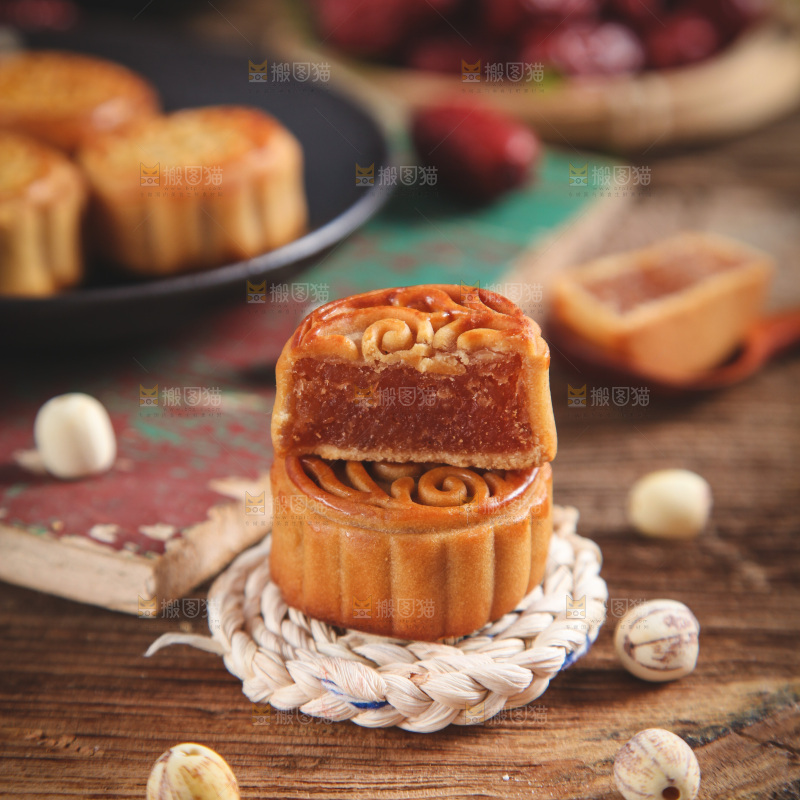 木底上放着水果月饼