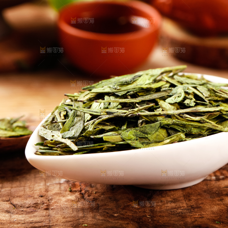 碟子里装着绿茶叶
