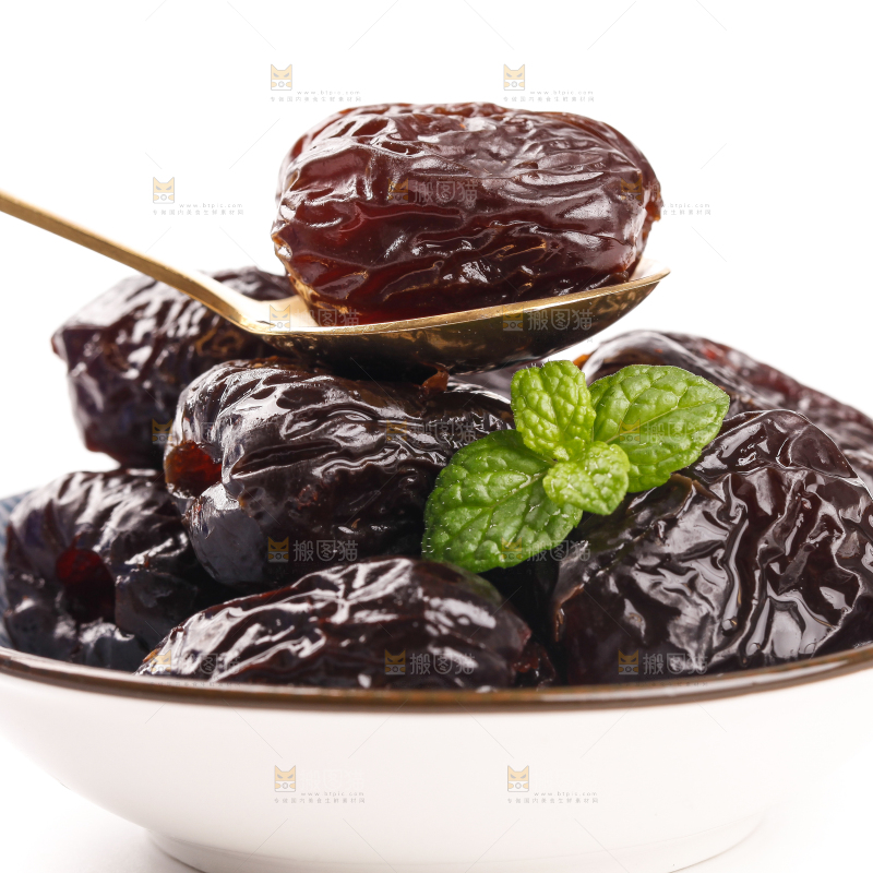 盘子里装着蜜枣