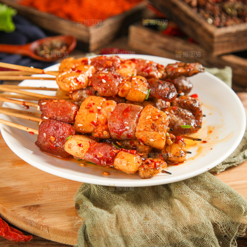 一盘肉串放在木底上