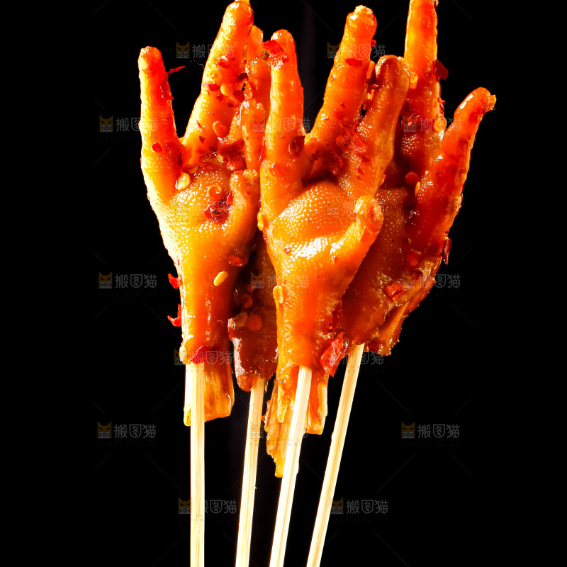 黑底上的鸡爪串