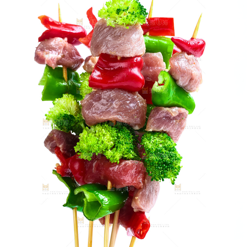 白底上的肉串