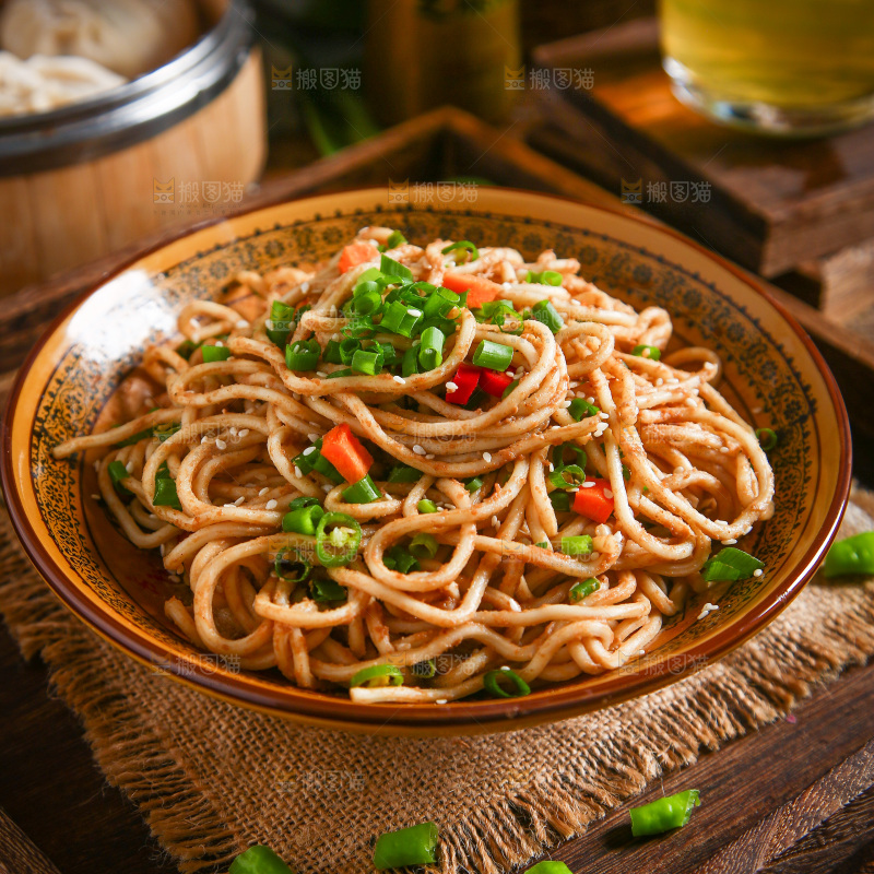 木底上放着一碗热干面