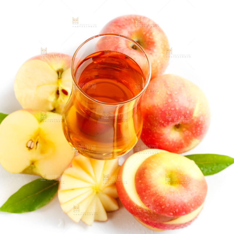 杯子里装着苹果汁