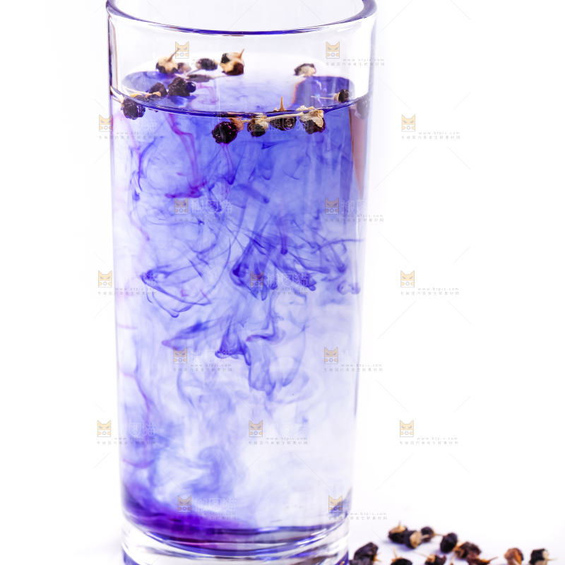 杯子里装着黑枸杞茶
