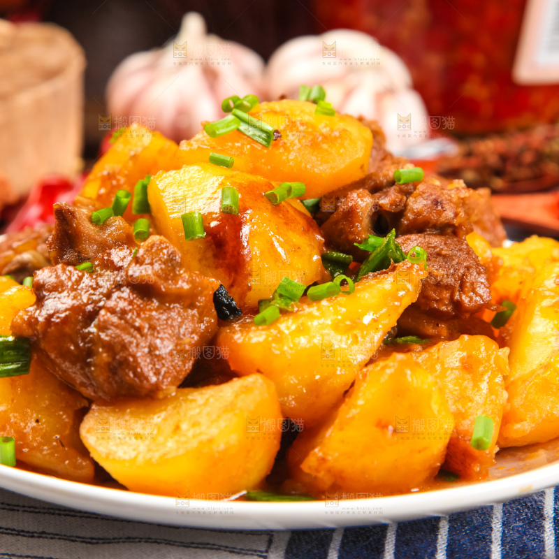 盘子里装着土豆烧肉