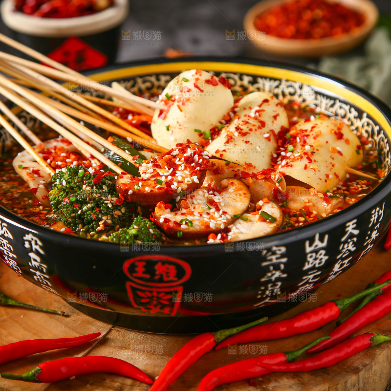 一碗冷锅串串放在深底上