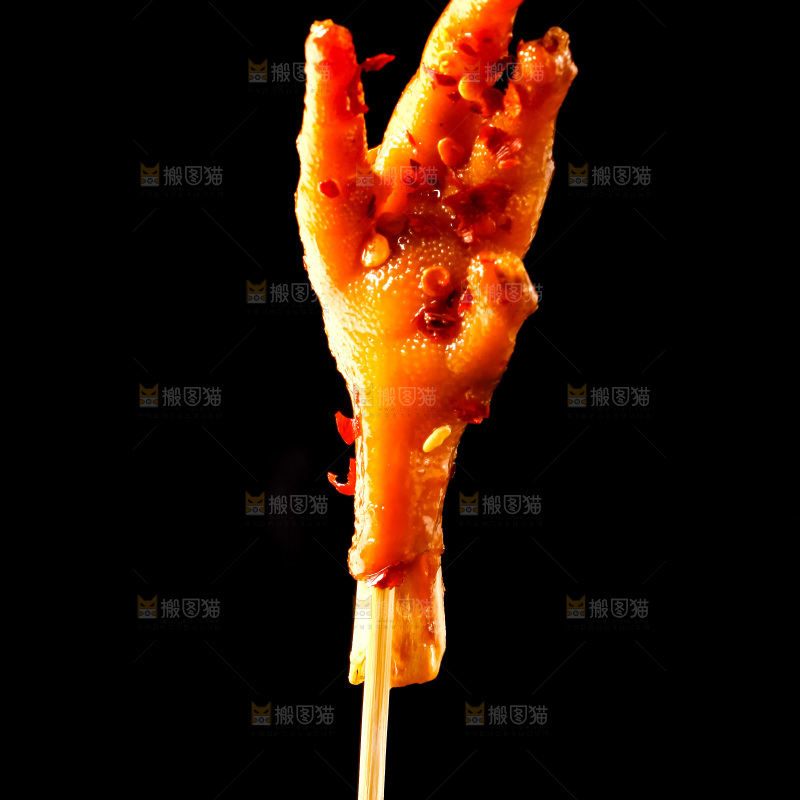黑底上的鸡爪串