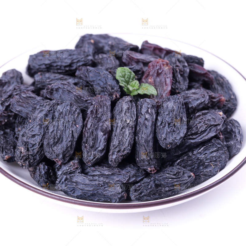 白底上的新疆葡萄干