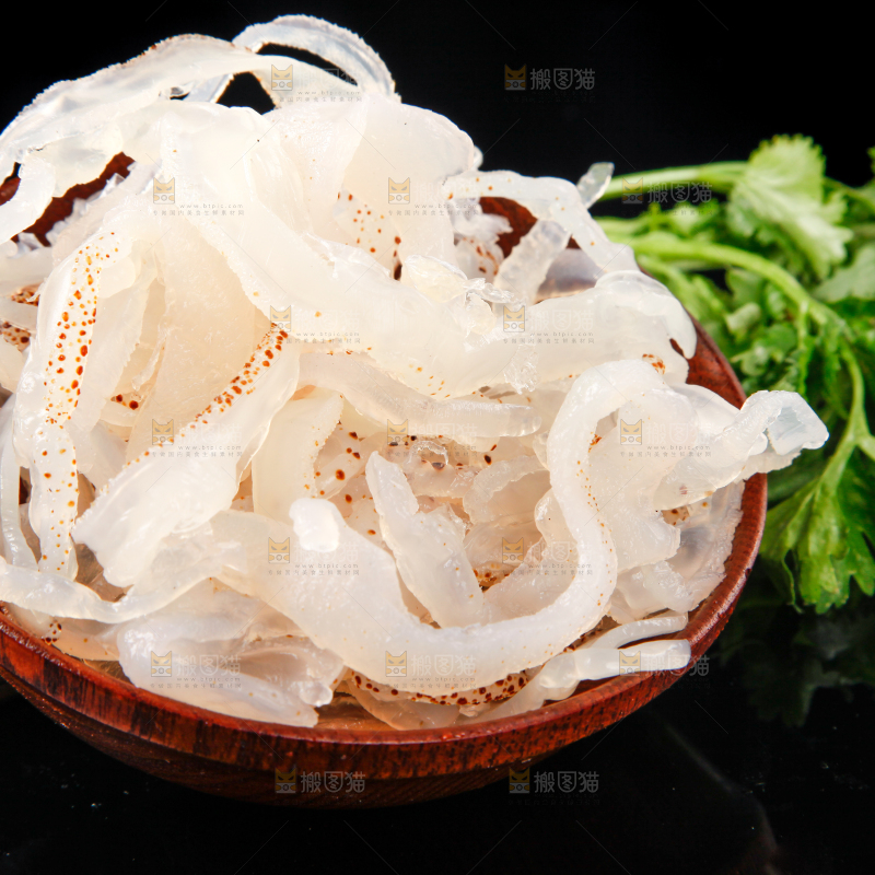 碗里装着白花海蜇丝
