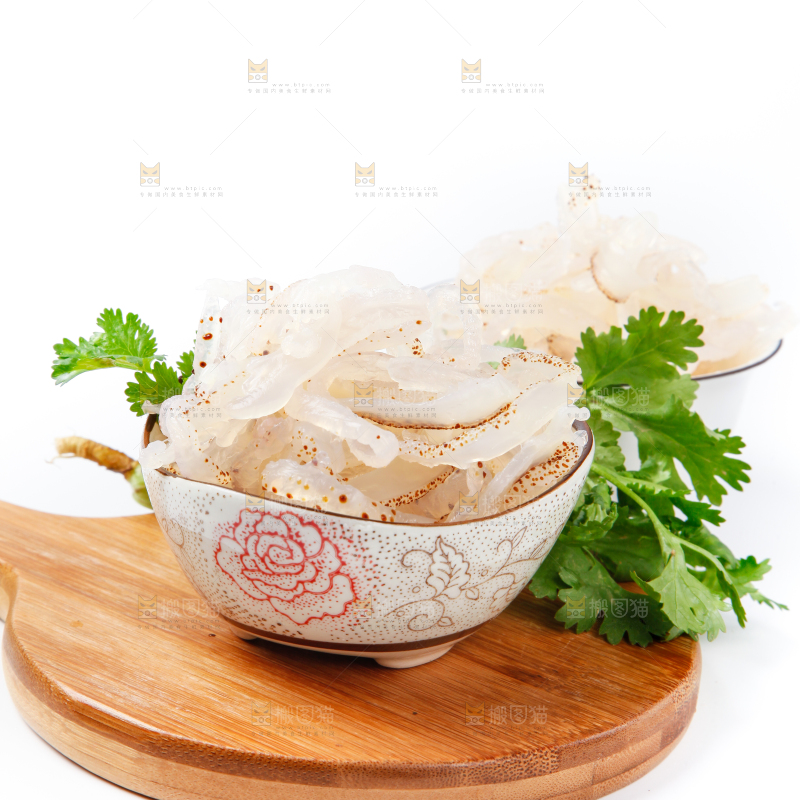 碗里装着海蜇丝