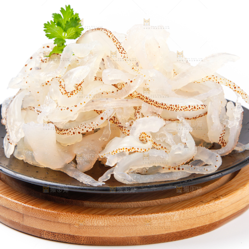 碗里装着海蜇丝