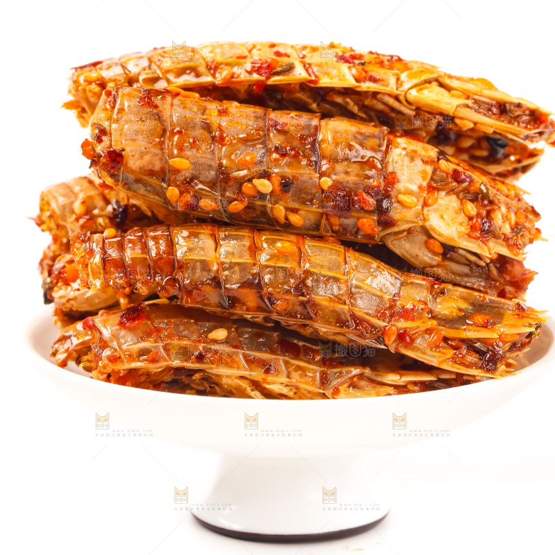 一盘麻辣皮皮虾放在白底上